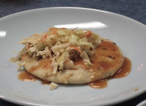 Pupusa de revueltos, chicharron, y queso